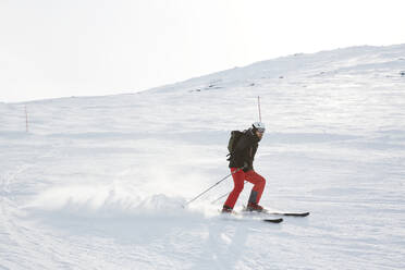 Man skiing - JOHF01935