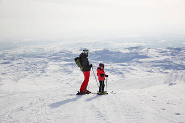 Vater und Sohn beim Skifahren - JOHF01937