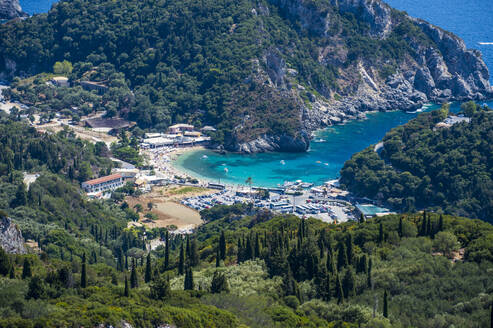 Blick von oben auf Paleokastritsa auf der Insel Korfu in Griechenland - RUNF03320