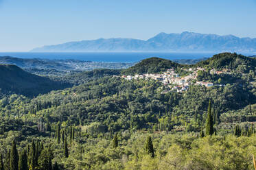 Hohe Winkel Ansicht des Bergdorfes gegen Cleat Himmel während sonnigen Tag, Korfu, Ionische Inseln, Griechenland - RUNF03325