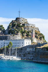 Niedriger Blickwinkel auf die alte Festung in Korfu-Stadt, Ionische Inseln, Griechenland - RUNF03327