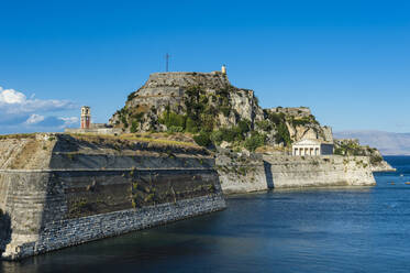 Alte Festung vor blauem Himmel in Korfu-Stadt, Ionische Inseln, Griechenland - RUNF03328