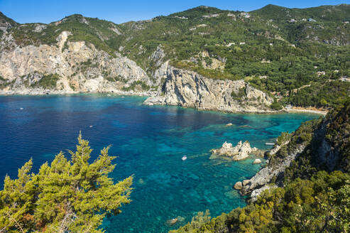 Ruhige Aussicht auf Meer und Berge an einem sonnigen Tag in Paleokastritsa, Korfu, Ionische Inseln - RUNF03332