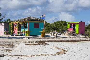 Geschäfte am Strand von Five Cays bei bewölktem Himmel an einem sonnigen Tag, Providenciales, Turks- und Caicosinseln - RUNF03338