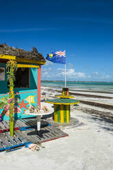 Einkaufen am Strand von Five Cays vor blauem Himmel an einem sonnigen Tag, Providenciales, Turks- und Caicosinseln - RUNF03340