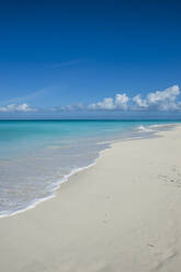 Blick auf den Strand von Grace Bay vor blauem Himmel, Providenciales, Turks- und Caicosinseln - RUNF03341