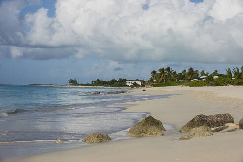 Blick auf den Strand von Grace Bay bei bewölktem Himmel, Providenciales, Turks- und Caicosinseln - RUNF03342