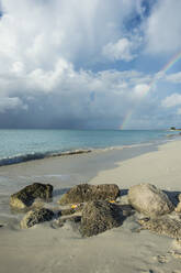 Blick auf den Regenbogen über dem Strand von Grace Bay, Providenciales, Turks- und Caicosinseln - RUNF03343