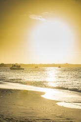 Blick auf den Strand von Grace Bay gegen den Himmel bei Sonnenuntergang, Providenciales, Turks- und Caicosinseln - RUNF03348