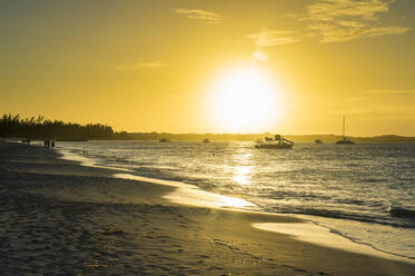 Blick auf den Strand von Grace Bay gegen den Himmel bei Sonnenuntergang, Providenciales, Turks- und Caicosinseln - RUNF03350