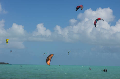Kiteboarding auf Long Bay gegen den Himmel, Providenciales, Turks- und Caicosinseln - RUNF03351