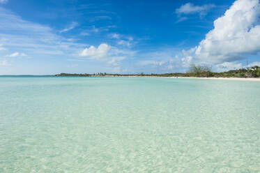 Blick auf den Strand von Taylor gegen den blauen Himmel an einem sonnigen Tag, Providenciales, Turks- und Caicosinseln - RUNF03352