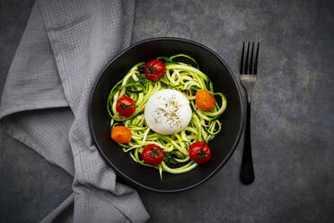 Schüssel mit Zoodles mit gebackenen Tomaten und Burrata-Käse - LVF08271