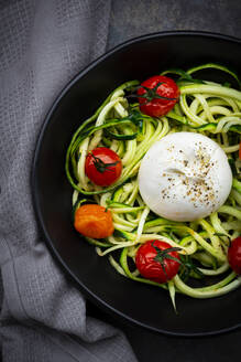 Schüssel mit Zoodles mit gebackenen Tomaten und Burrata-Käse - LVF08273