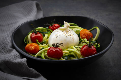 Schüssel mit Zoodles mit gebackenen Tomaten und Burrata-Käse - LVF08275