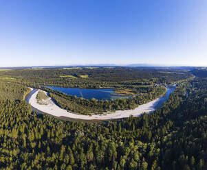 Deutschland, Oberbayern, Icking, Luftaufnahme des Ickinger Weihers, umgeben von einem großen grünen Wald - SIEF09066