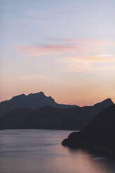 Schweiz, Gersau, Schwyz, Silhouetten von Hügeln rund um den Vierwaldstättersee in der Sommerdämmerung - MMAF01128