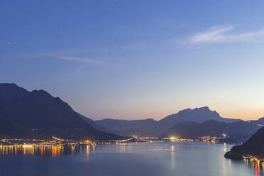 Schweiz, Gersau, Schwyz, Beleuchtete Häuser am Ufer des Vierwaldstättersees in der Abenddämmerung - MMAF01129