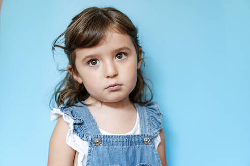 Porträt eines traurigen Mädchens, blauer Hintergrund - GEMF03183