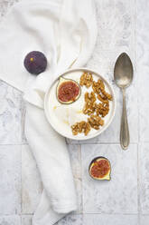 Schale mit griechischem Joghurt mit Honig, Walnüssen und Feigen - LVF08292