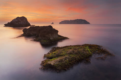 Spain, Girona, Lustrate, Scenic view of Medes Islands at dawn - XCF00249