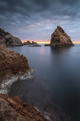 Spanien, Girona, Tossa de Mar, Costa Brava in der Morgendämmerung - XCF00251
