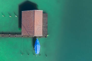 Deutschland, Bayern, Luftaufnahme eines Bootshauses am grünen Ufer des Chiemsees - MMAF01142
