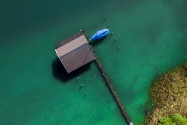 Deutschland, Bayern, Luftaufnahme eines Bootshauses am grünen Ufer des Chiemsees - MMAF01143