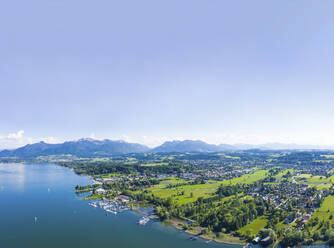 Deutschland, Bayern, Prien am Chiemsee, Himmel über der Küstenstadt mit Chiemgauer Alpen im Hintergrund - MMAF01145