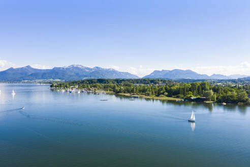 Deutschland, Bayern, Prien am Chiemsee, Segelboote segeln am Ufer des Chiemsees mit Chiemgauer Alpen im Hintergrund - MMAF01147