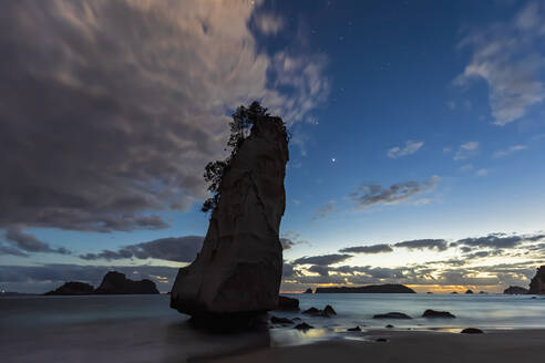 Neuseeland, Nordinsel, Waikato, Silhouette des Te Hoho Rock in der Abenddämmerung - FOF10952