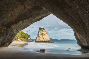 Neuseeland, Nordinsel, Waikato, Te Hoho Rock von unter dem natürlichen Bogen in Cathedral Cove aus gesehen - FOF10954