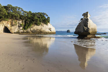 New Zealand, North Island, Waikato, Smiling Sphinx Rock and natural arch in Cathedral Cove - FOF10956
