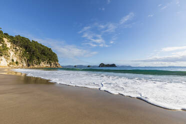 Neuseeland, Nordinsel, Waikato, Wellen am Strand von Hahei - FOF10963