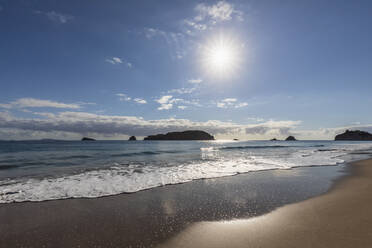 Neuseeland, Nordinsel, Waikato, malerischer Blick auf den Meeresstrand - FOF10969