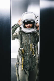 Mann posiert als Astronaut verkleidet in einem Aufzug - DAMF00091