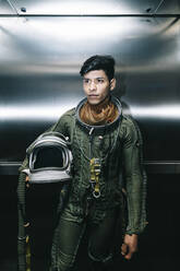 Mann posiert als Astronaut verkleidet in einem Aufzug - DAMF00101