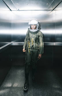 Mann posiert als Astronaut verkleidet in einem Aufzug - DAMF00103