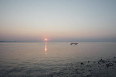 Schweiz, Thurgau, Altnau, Blick auf den See bei Sonnenuntergang - LHPF00994