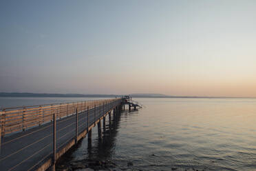 Schweiz, Thurgau, Altnau, Blick auf den See bei Sonnenuntergang - LHPF00997