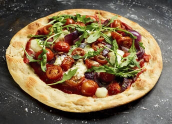 Vegetarian pizza with cherry tomatoes, arugula, Mozzarella and onions - KSWF02104