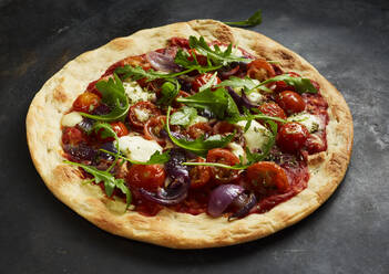 Nahaufnahme einer Pizza mit Tomaten, Zwiebeln, Mozzarella und Basilikum - KSWF02106