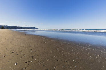 Neuseeland, Nordinsel, Waikato, Waihi Beach, malerischer Blick auf den Meeresstrand - FOF10975