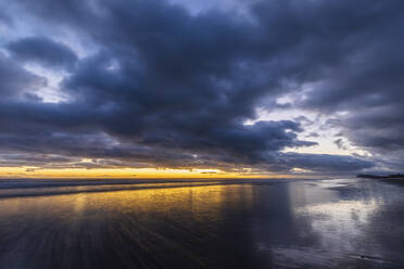 Neuseeland, Nordinsel, Waikato, Waihi Beach, malerischer Blick auf den Strand bei Sonnenuntergang - FOF10976