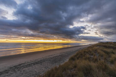 Neuseeland, Nordinsel, Waikato, Waihi Beach, malerischer Blick auf den Strand bei Sonnenuntergang - FOF10977