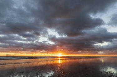 Neuseeland, Nordinsel, Waikato, Waihi Beach, malerischer Blick auf den Strand bei Sonnenuntergang - FOF10978