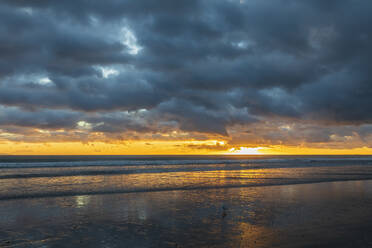 Neuseeland, Nordinsel, Waikato, Waihi Beach, malerischer Blick auf den Strand bei Sonnenuntergang - FOF10979