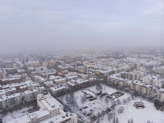 Finnland, Kuopio, Luftaufnahme der Stadt im Schnee - PSIF00327