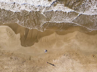 Spanien, Sitges, Luftaufnahme von Mutter und Tochter am Sandstrand liegend - PSIF00328