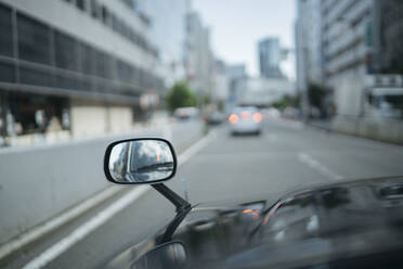 Detail eines Taxis auf der Straße in Osaka, Japan - JPIF00221